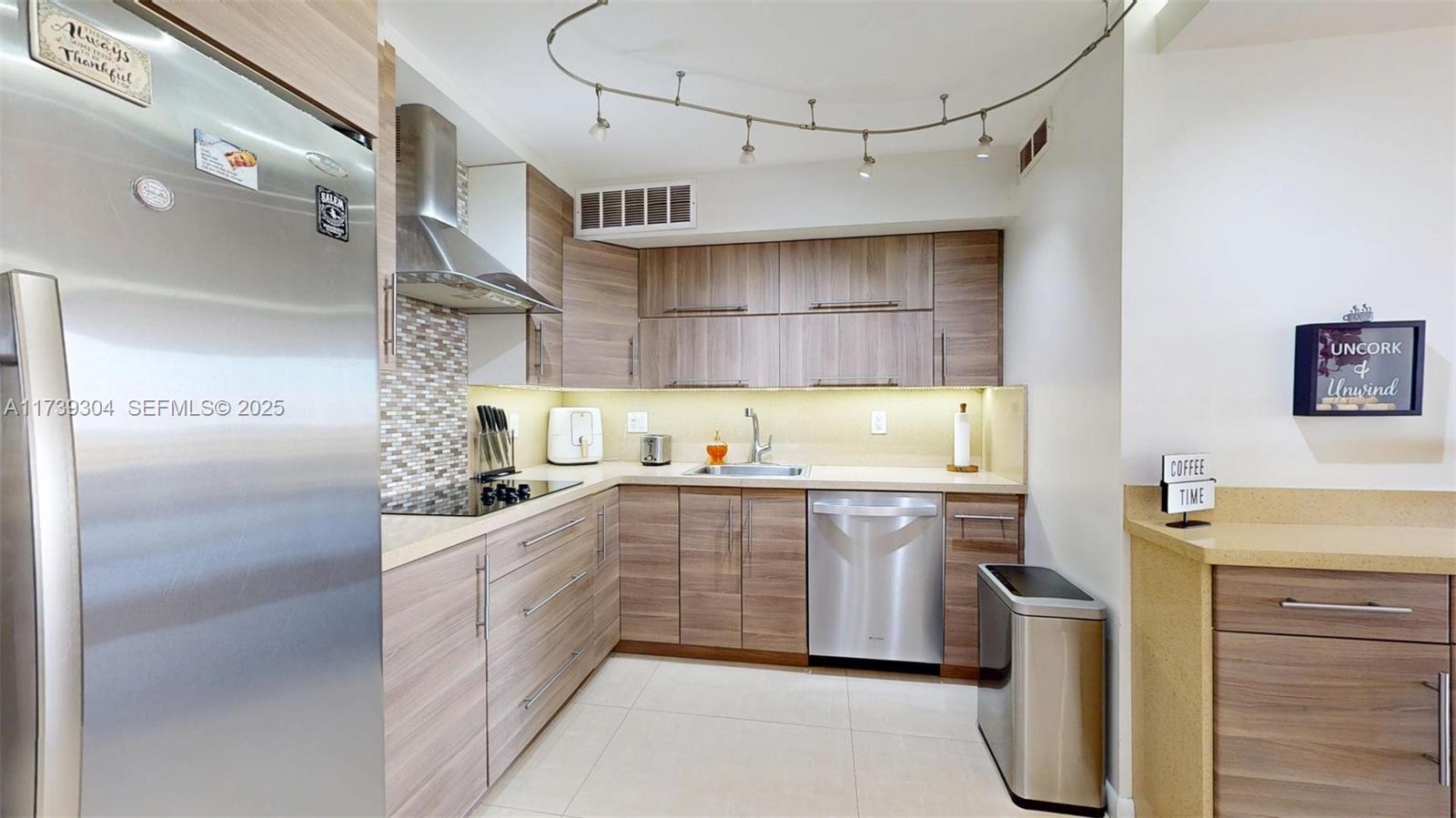 600 N Three Islands Boulevard 803 — photo 2
