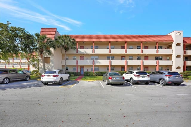 2931 E Sunrise Lakes Drive 202, sold in Sunrise Lakes 17 Condo, Sunrise, FL