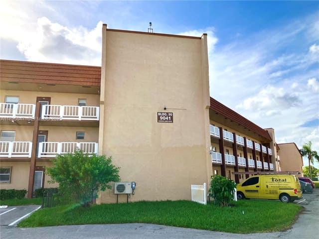 9041 Sunrise Lakes Boulevard 208, sold in Sunrise Lakes 90 Condo, Sunrise, FL