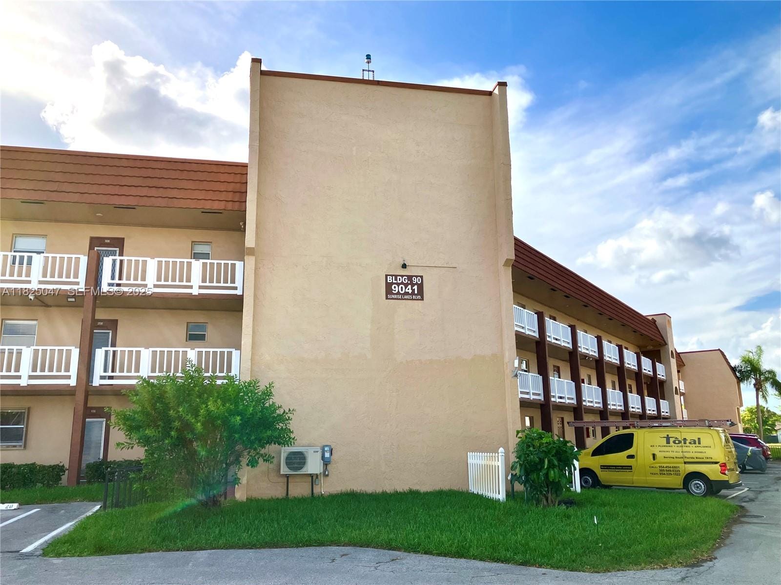 9041 Sunrise Lakes Boulevard 208, Sunrise, FL 33322