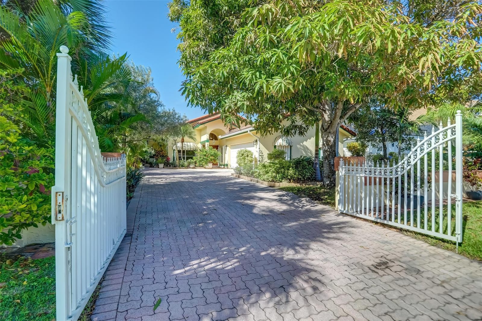 305 S Riverside Drive — photo 6