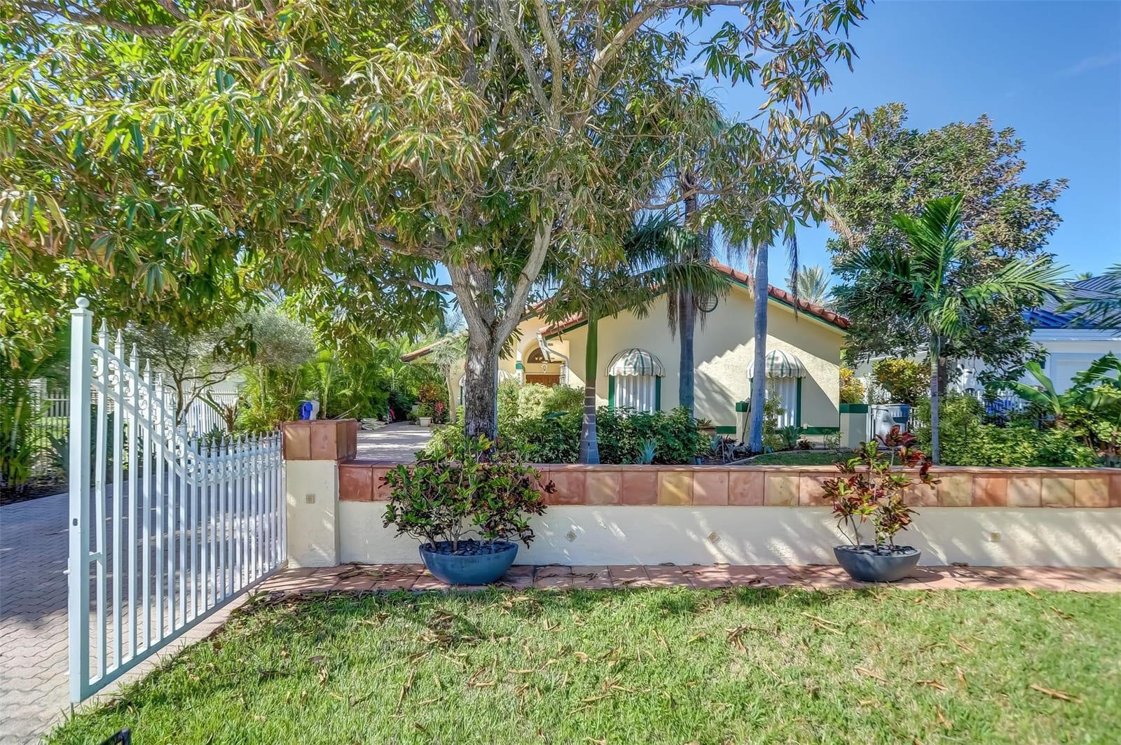 305 S Riverside Drive — photo 7