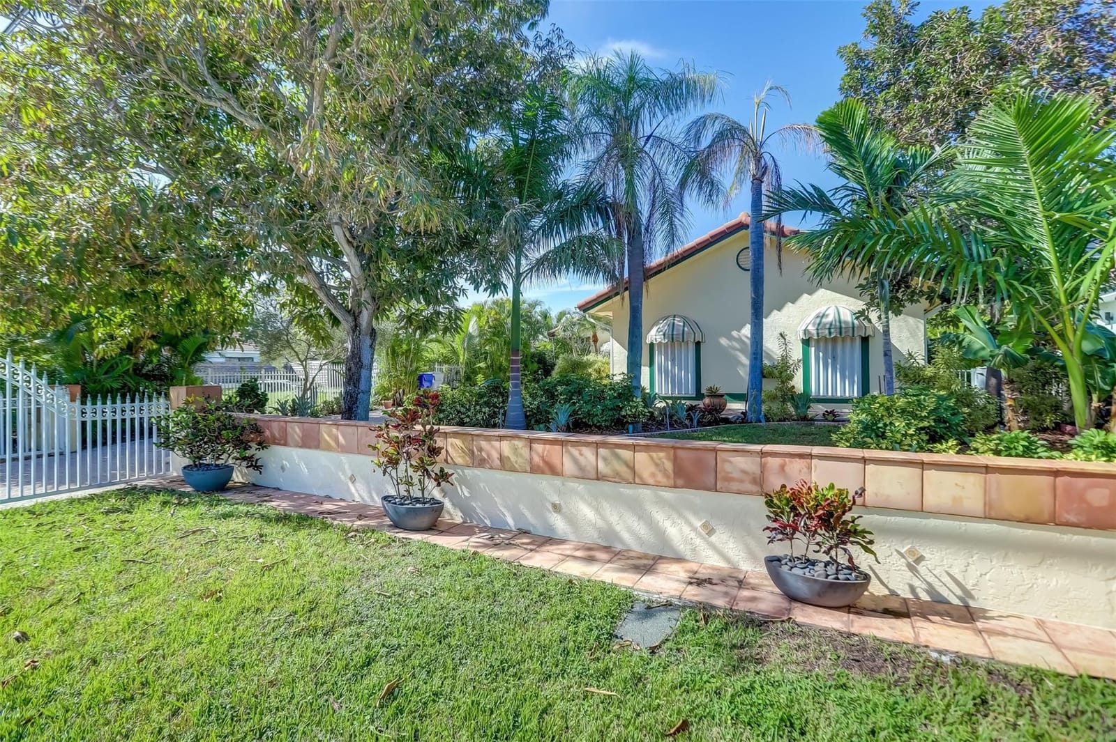 305 S Riverside Drive — photo 8