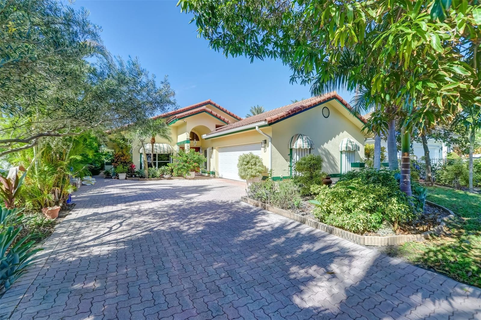 305 S Riverside Drive — photo 9