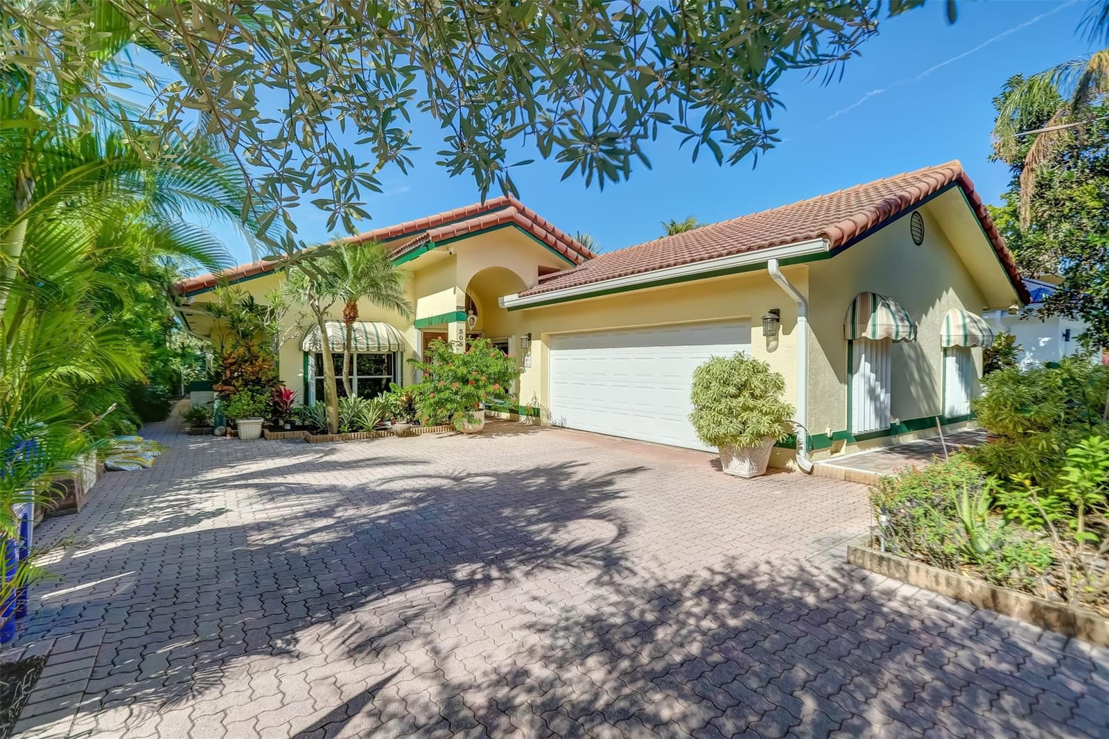 305 S Riverside Drive — photo 10