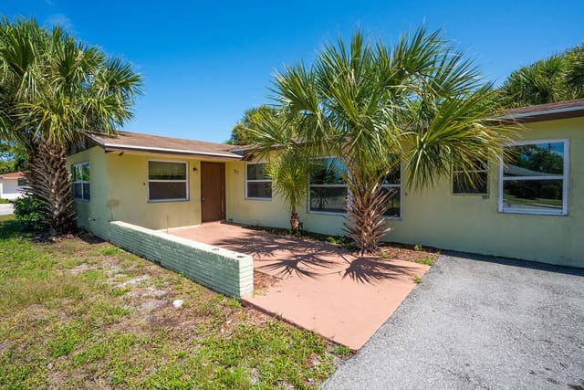 371 W 34th Street, sold in Park Manor 1, Riviera Beach, FL