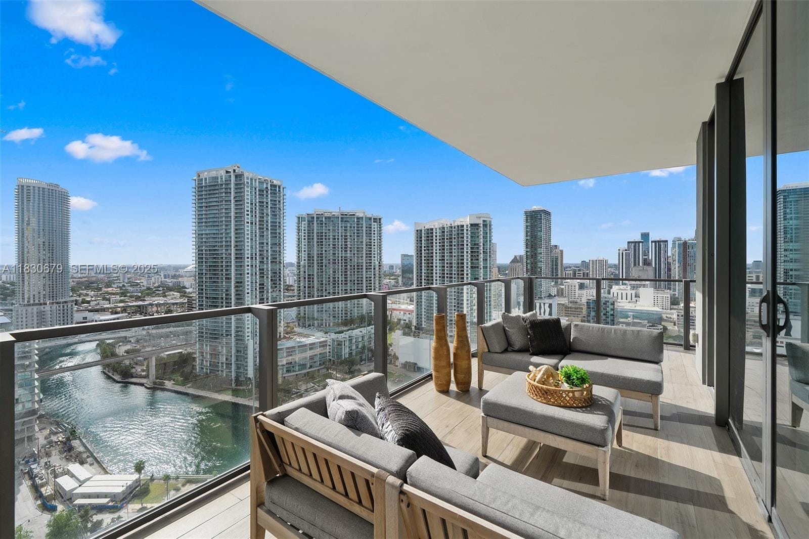 68 SE 6th Street 2512, Miami, FL 33131 photo 2
