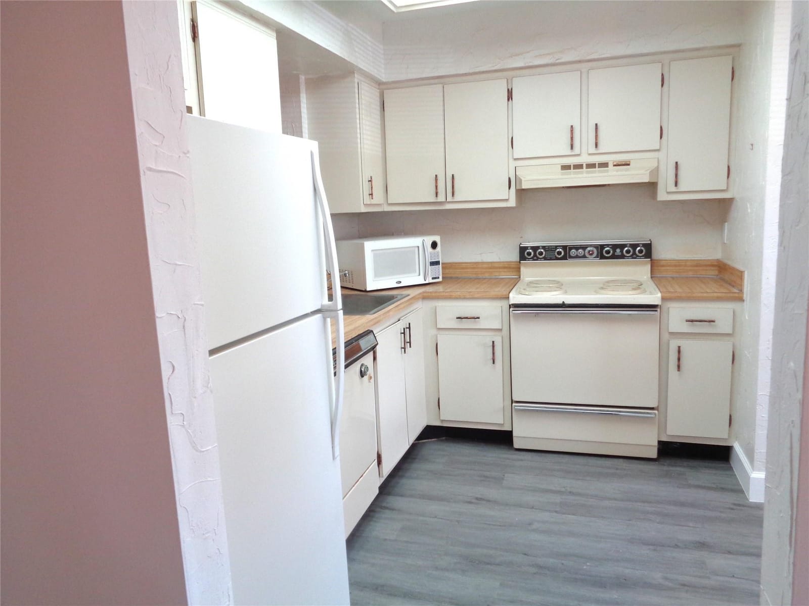 7320 Lake Circle Drive 101 — photo 4