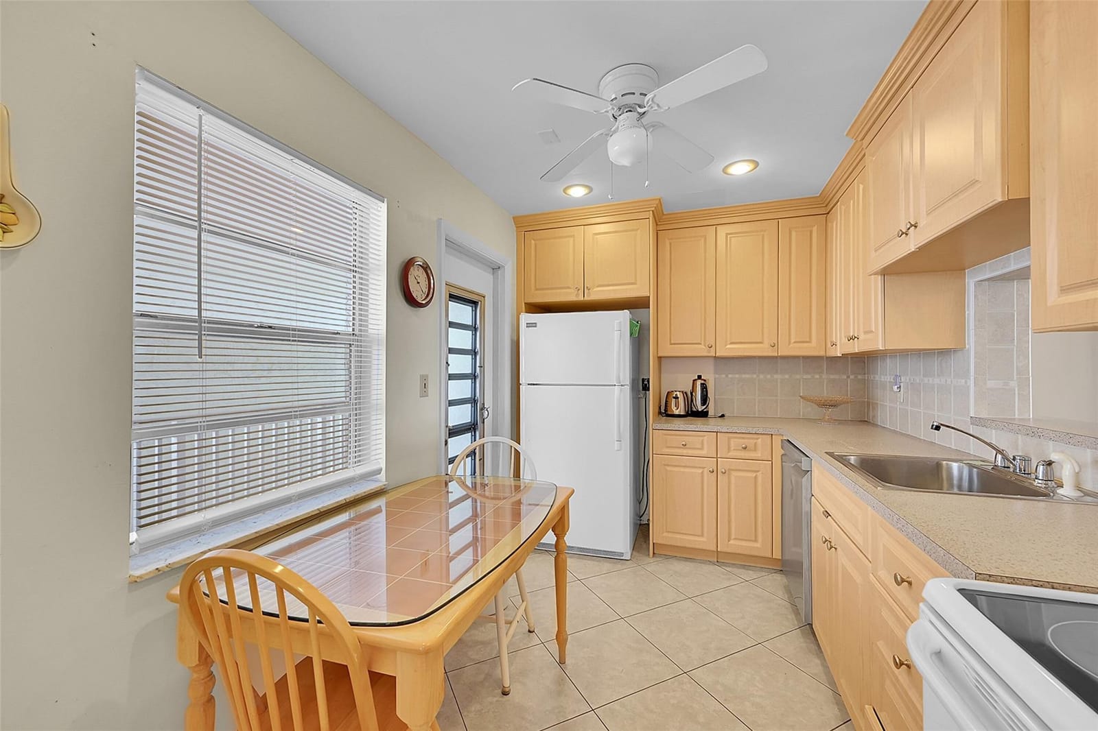 4000 NW 44th Avenue 401, Lauderdale Lakes, FL 33319 photo 16
