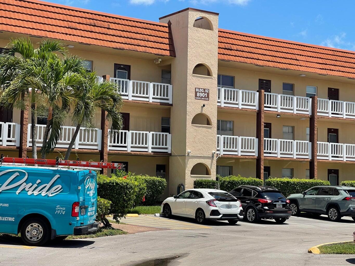 8901 Sunrise Lakes Boulevard 202, Sunrise, FL 33322