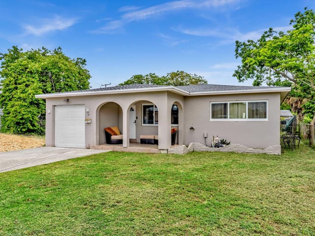 13 SE 14th Street, sold in St James Park North, Dania Beach, FL