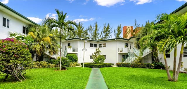 18760 NE 18th Avenue 235, sold in Sky Lake Gardens No 4 Con, Miami, FL
