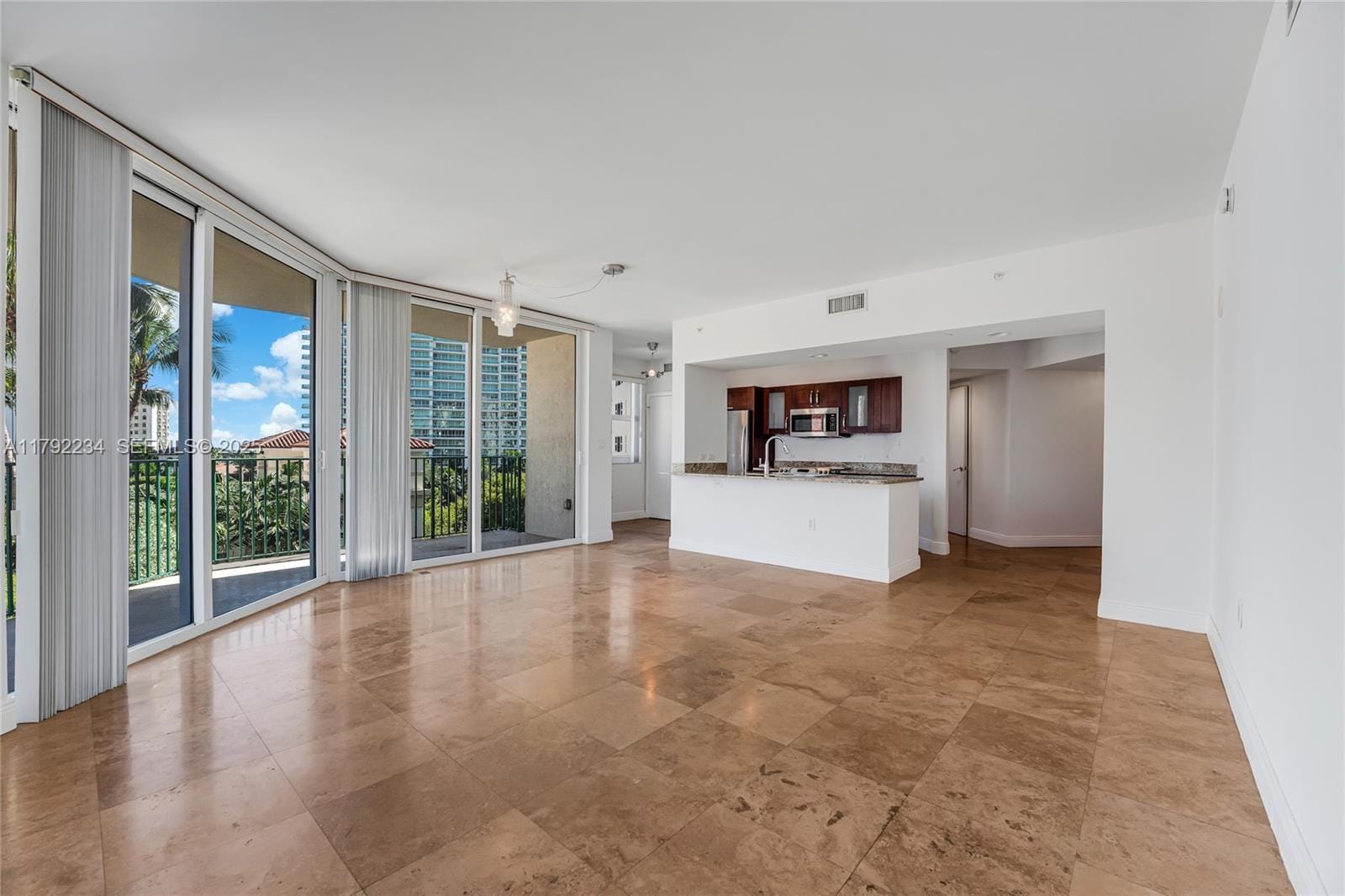 19900 E Country Club Drive 612, Aventura, FL 33180 photo 4