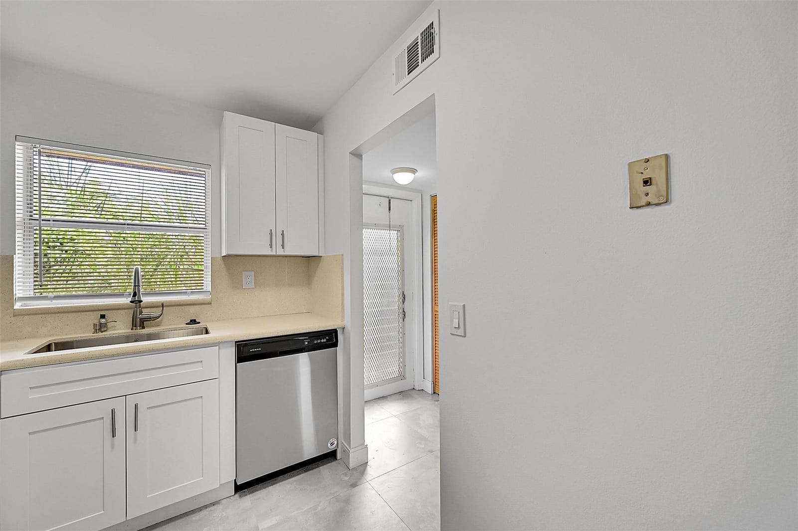 9761 Sunrise Lakes Boulevard 301 — photo 2