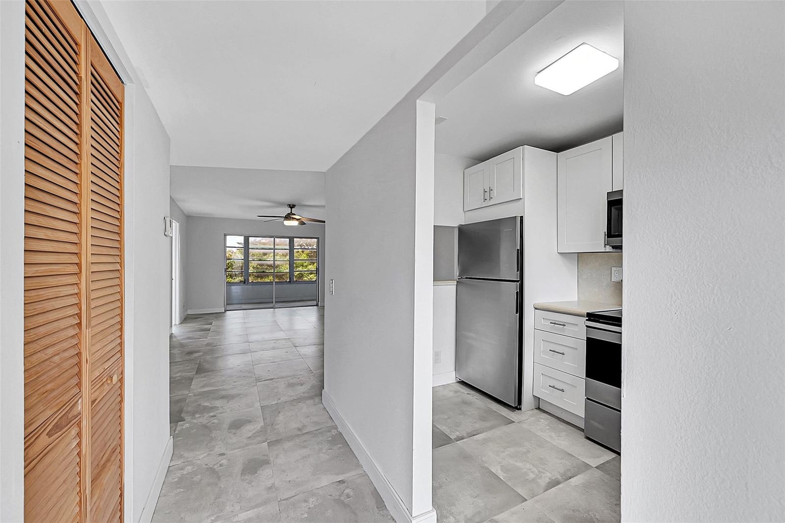 9761 Sunrise Lakes Boulevard 301 — photo 3