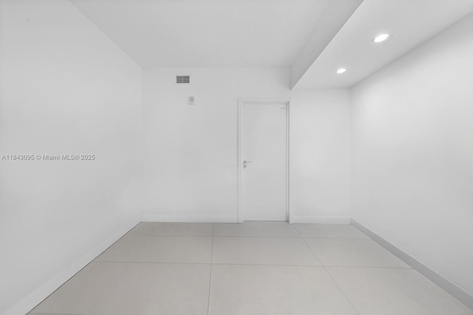 1010 Brickell Avenue 1405, Miami, FL 33131 photo 21