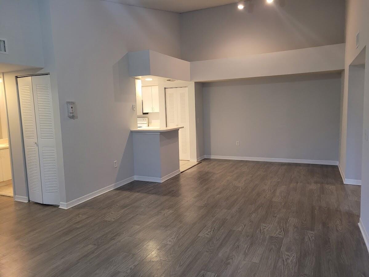 4197 N Haverhill Road 212 — photo 2
