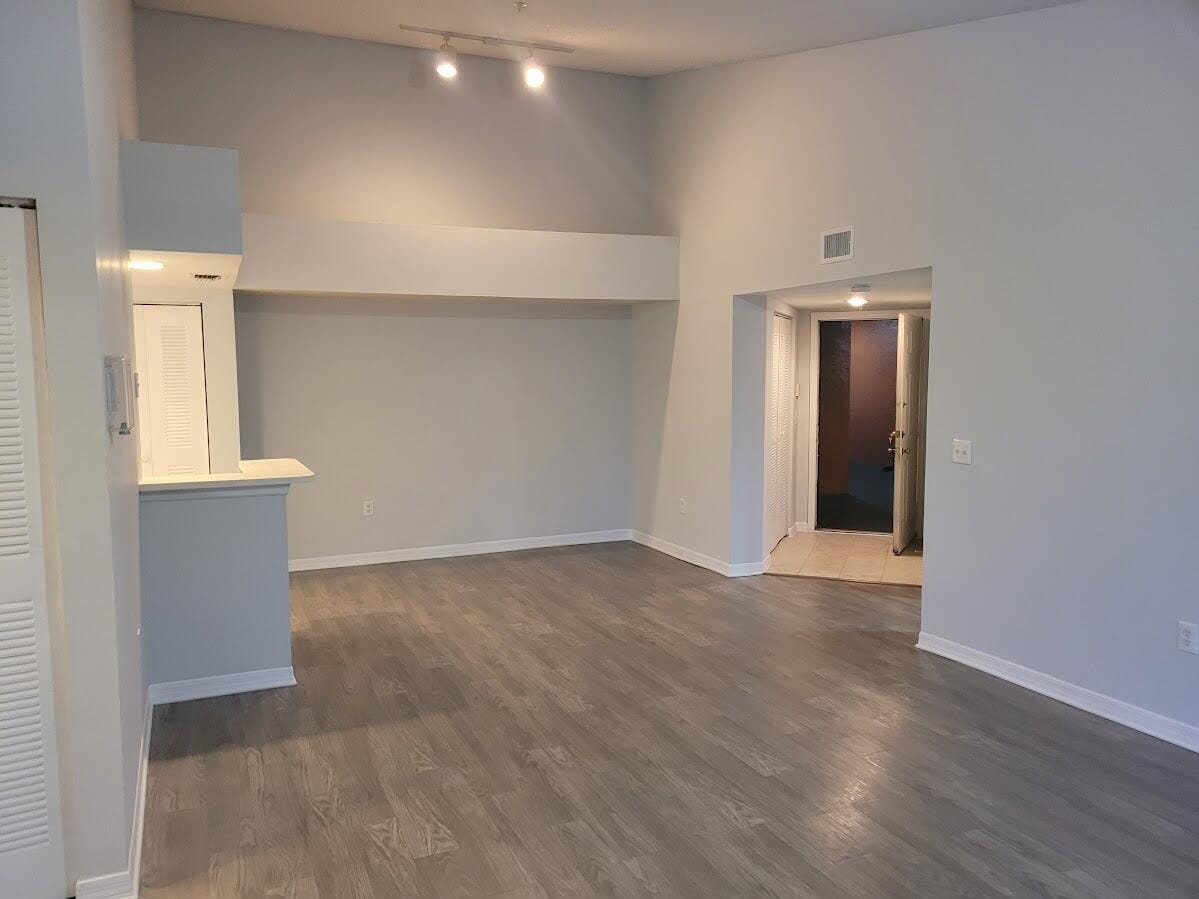 4197 N Haverhill Road 212 — photo 3