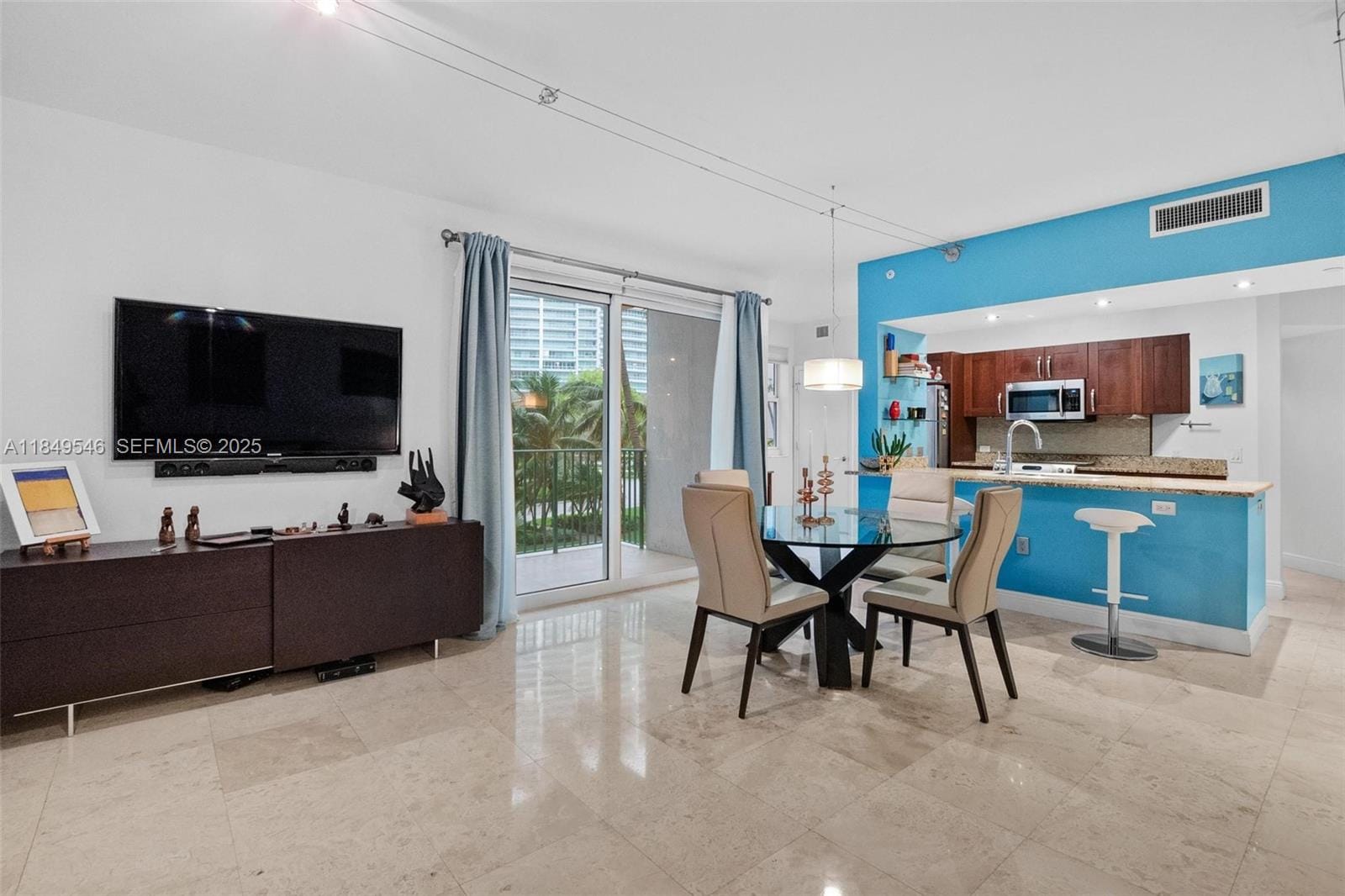 19900 E Country Club Drive 212, Aventura, FL 33180 photo 2