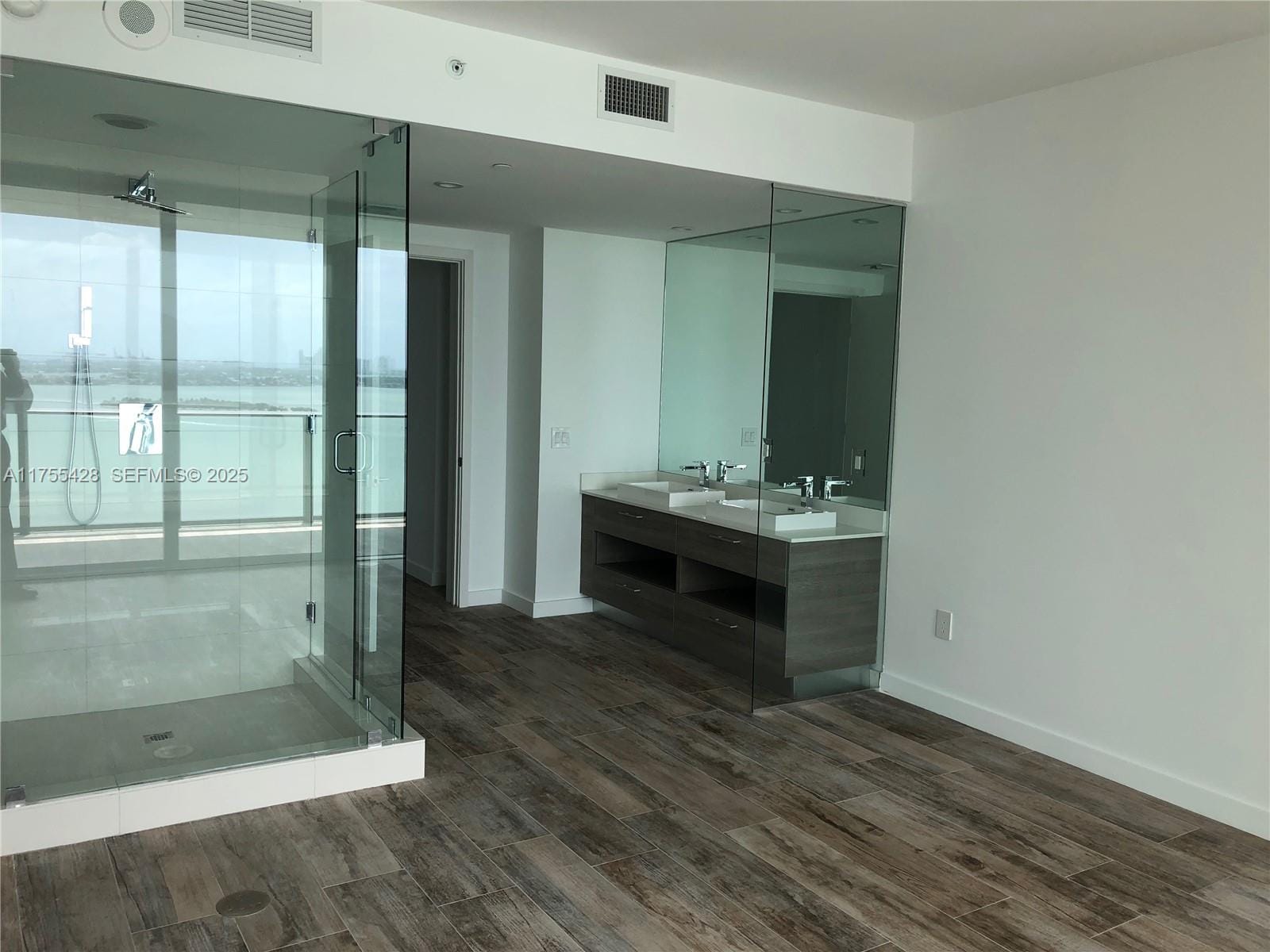 650 NE 32nd Street 2006 — photo 6