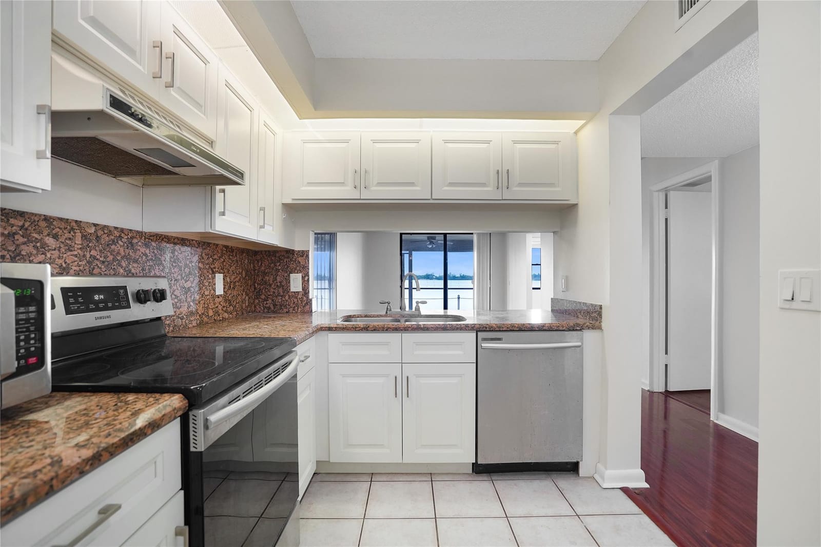 109 Lake Emerald Drive 110 — photo 6