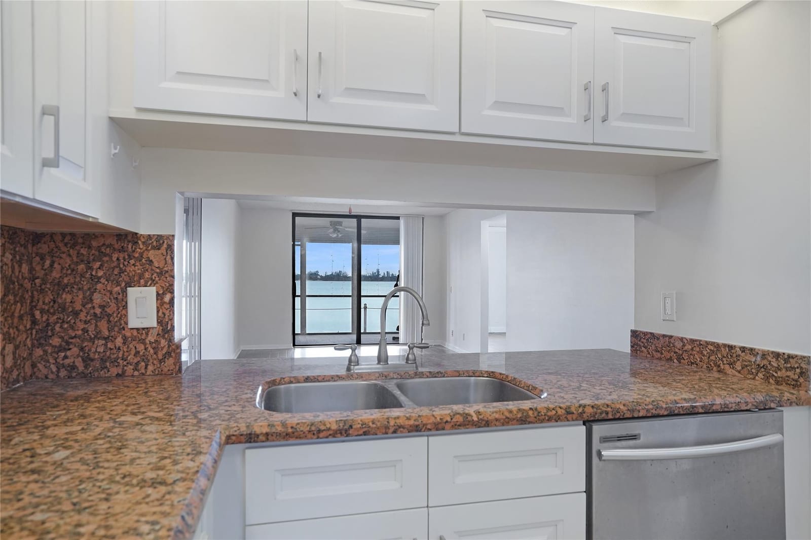 109 Lake Emerald Drive 110 — photo 7