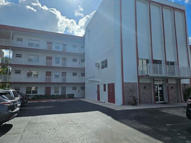 4000 NW 44th Avenue, Lauderdale Lakes, FL 33319