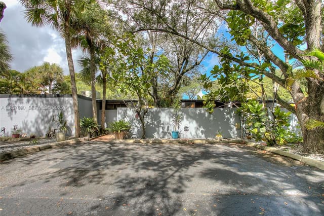 16332 E Oak Walk 16332, Miami Lakes, FL 33014