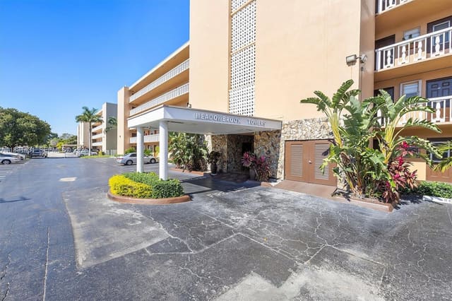 219 NE 14th Avenue 101, Hallandale Beach, FL 33009