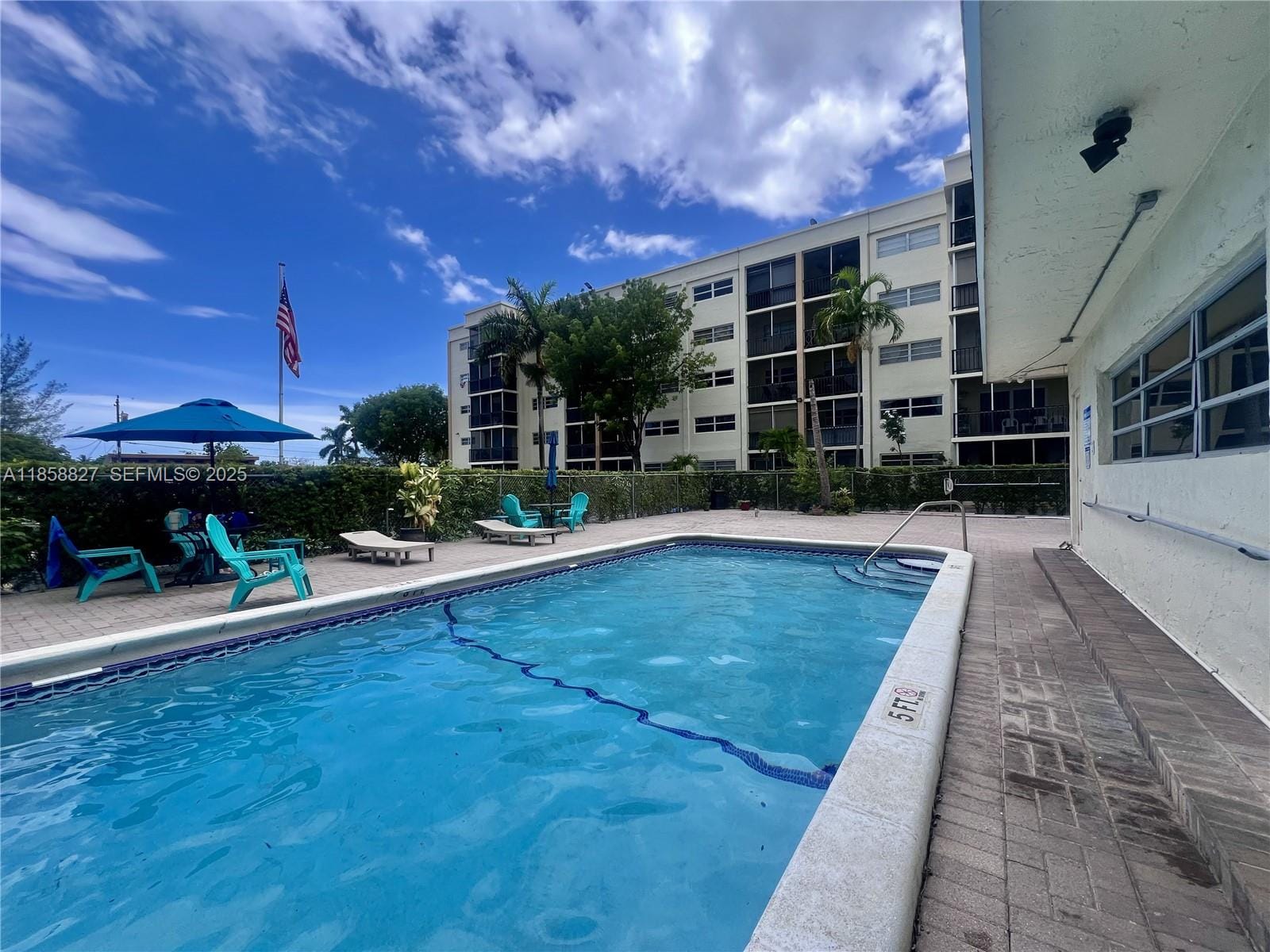 1 bedroom home for sale at 220 9th, Hallandale Beach, FL 33009 — $150,000