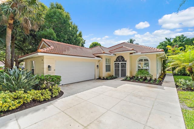 216 E Tall Oaks Circle, sold in Oaks Oaks East 4, Palm Beach Gardens, FL