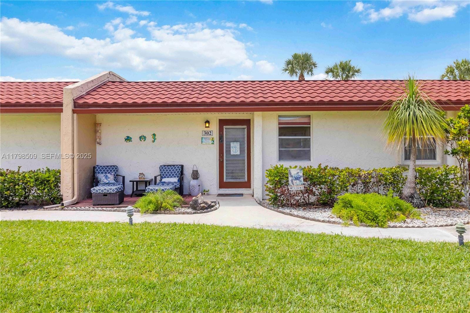 302 Lake Evelyn Drive — photo 1