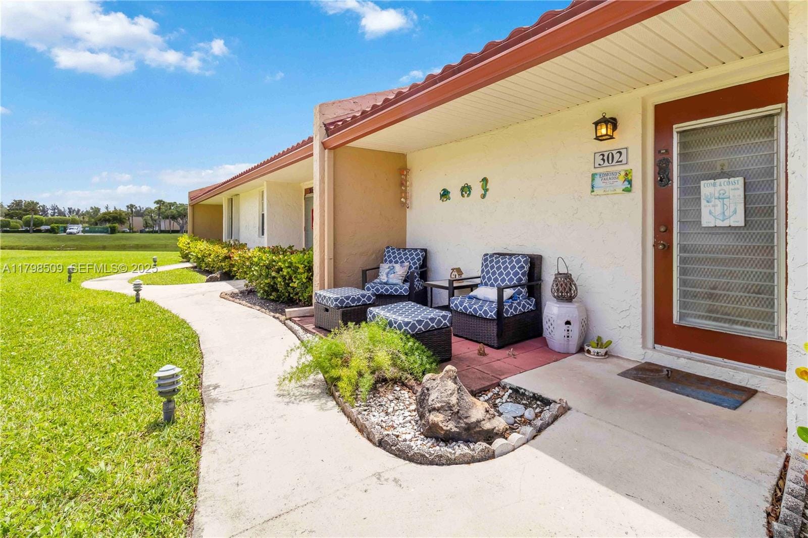 302 Lake Evelyn Drive — photo 3