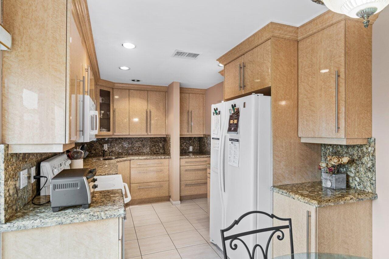 10 Stratford Drive E A, Boynton Beach, FL 33436 photo 11