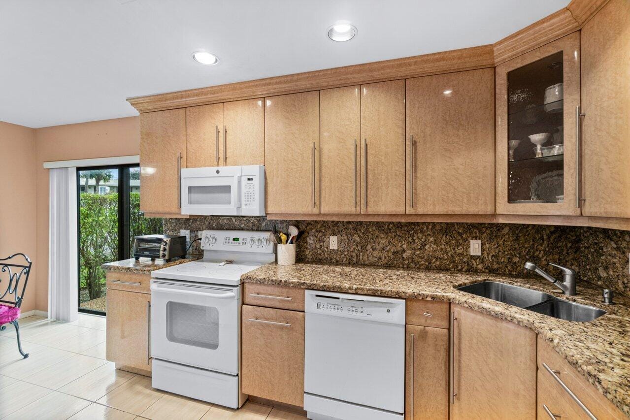 10 Stratford Drive E A, Boynton Beach, FL 33436 photo 12