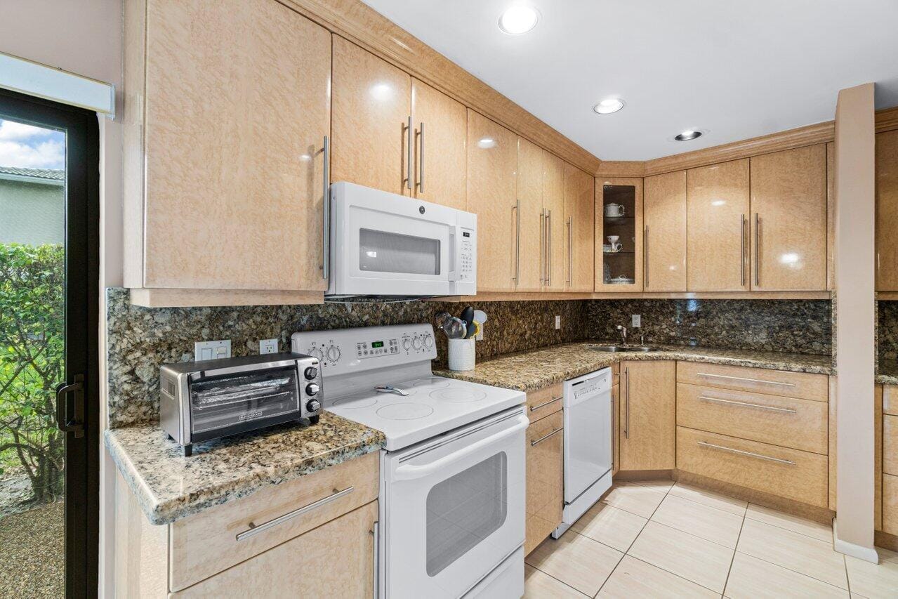 10 Stratford Drive E A, Boynton Beach, FL 33436 photo 9