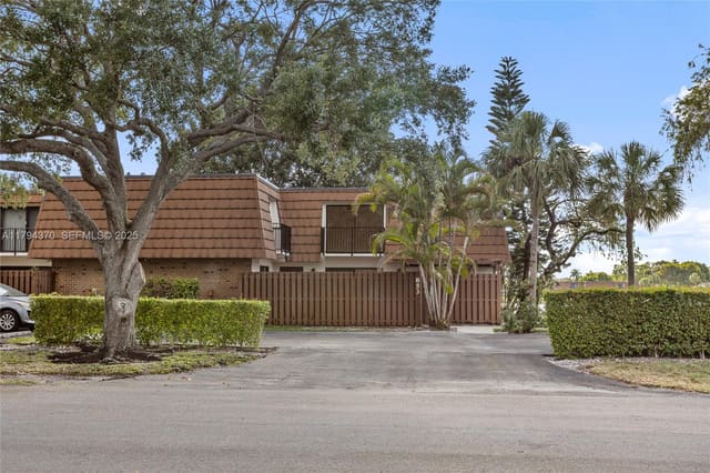 853 SW 118th Terrace, sold in Lake Pine Village, Davie, FL