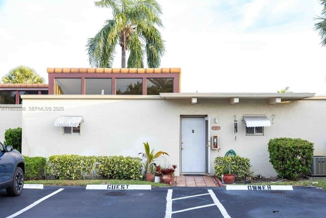 2541 Boundbrook Boulevard 122, Palm Springs, FL 33406