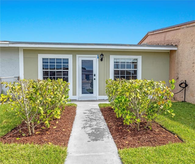 21389 NW 39th Avenue, sold in Vista Verde Townhouse Sec, Miami Gardens, FL