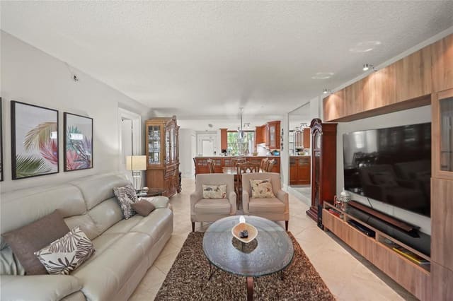 2998 NW 48th Terrace 220, Lauderdale Lakes, FL 33313