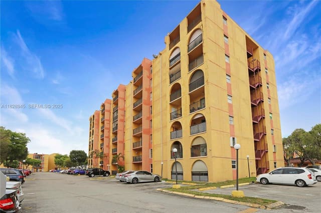 4717 NW 7th Street 504-10, Miami, FL 33126