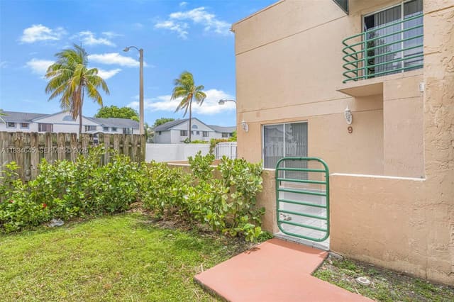 11955 SW 18th Terrace 9, sold in Les Chateaux At Int Garde, Miami, FL