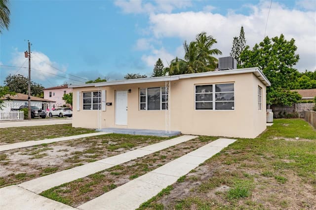 4423 Lake Avenue, sold in Lakeview Ridge, West Palm Beach, FL