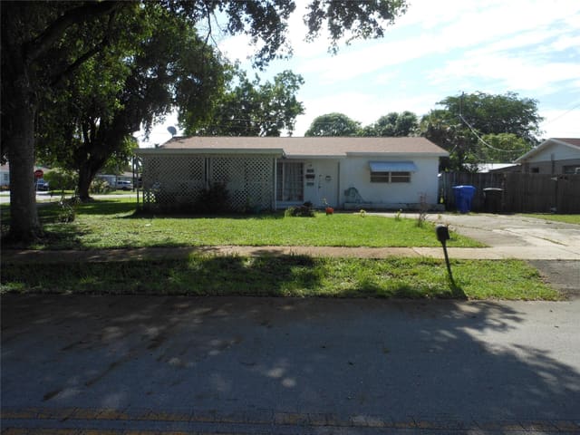 1700 SW 69th Terrace, sold in Broadview Country Club Es, North Lauderdale, FL