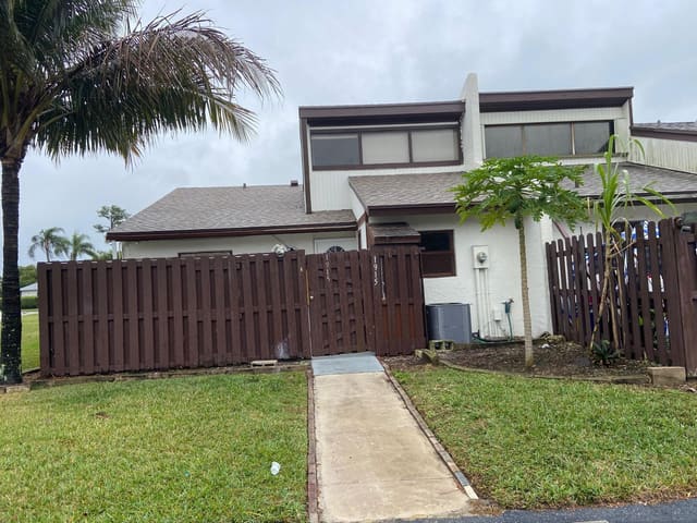 1915 Abbey Road, sold in Abbey Park 4, West Palm Beach, FL