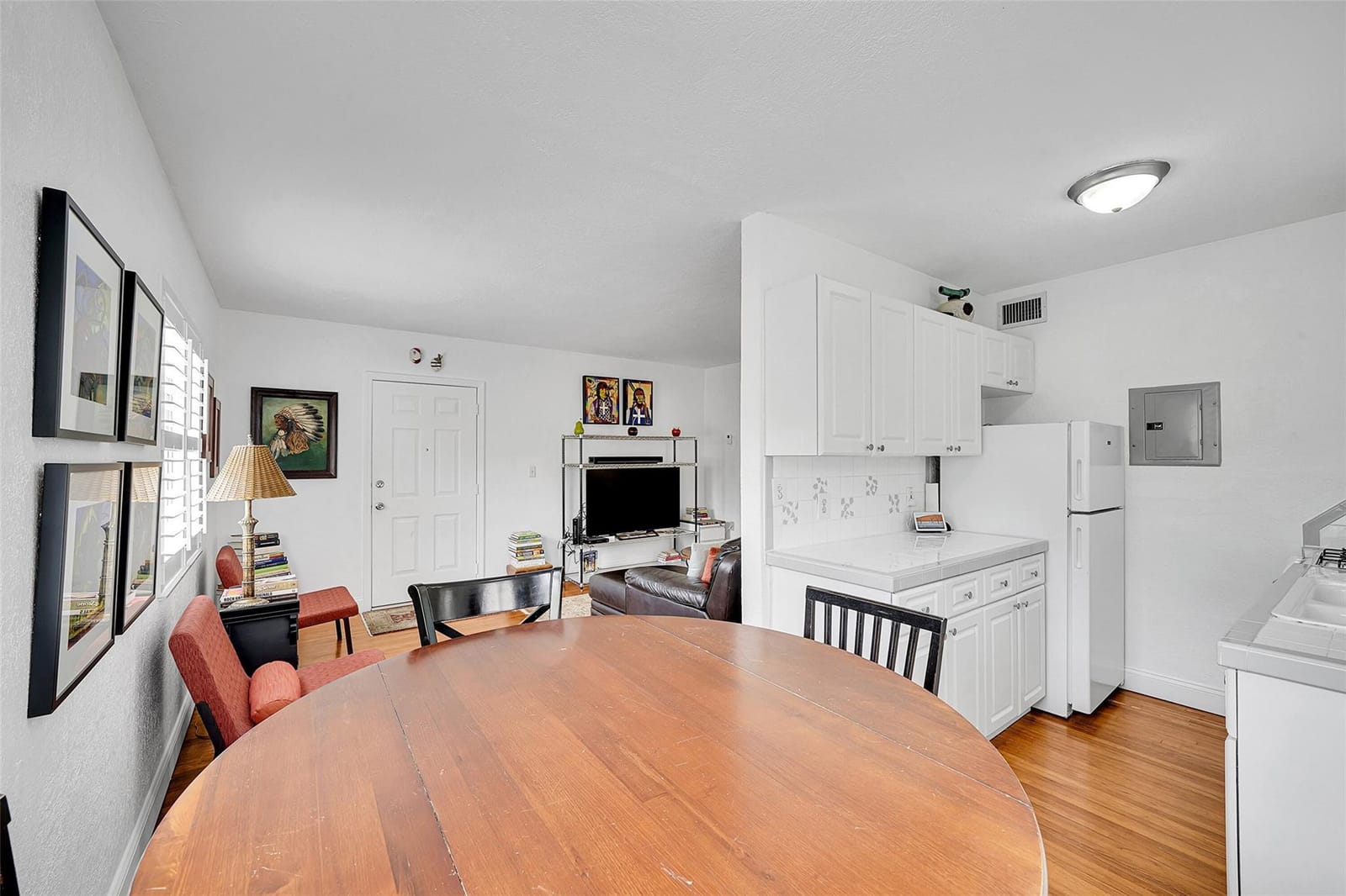 210 Mendoza Avenue 3 — photo 8