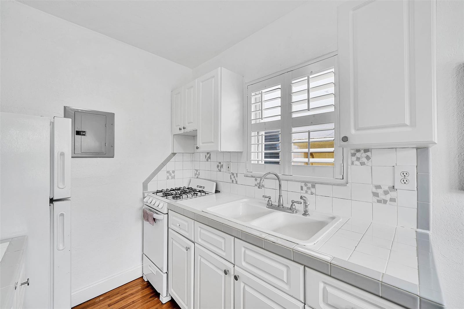 210 Mendoza Avenue 3 — photo 9