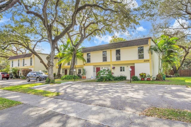 3300 Atlanta Street 15f, sold in Hollywood Gardens, Hollywood, FL