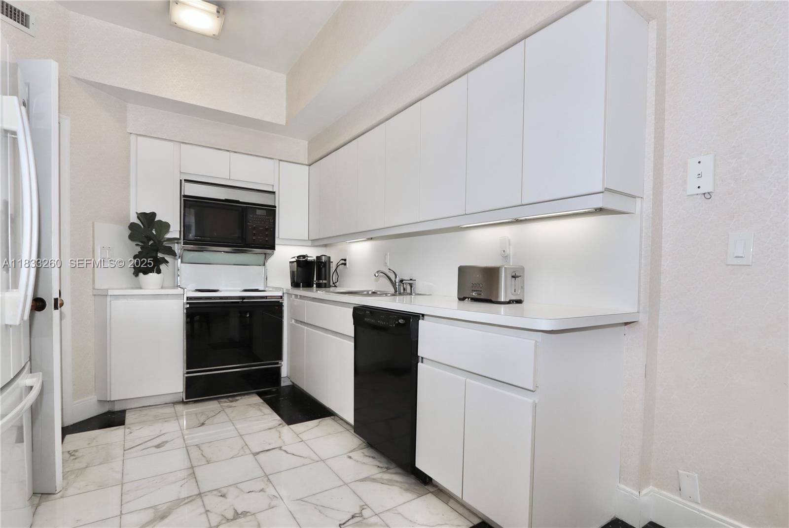 3900 Island Boulevard B204, Aventura, FL 33160 photo 12