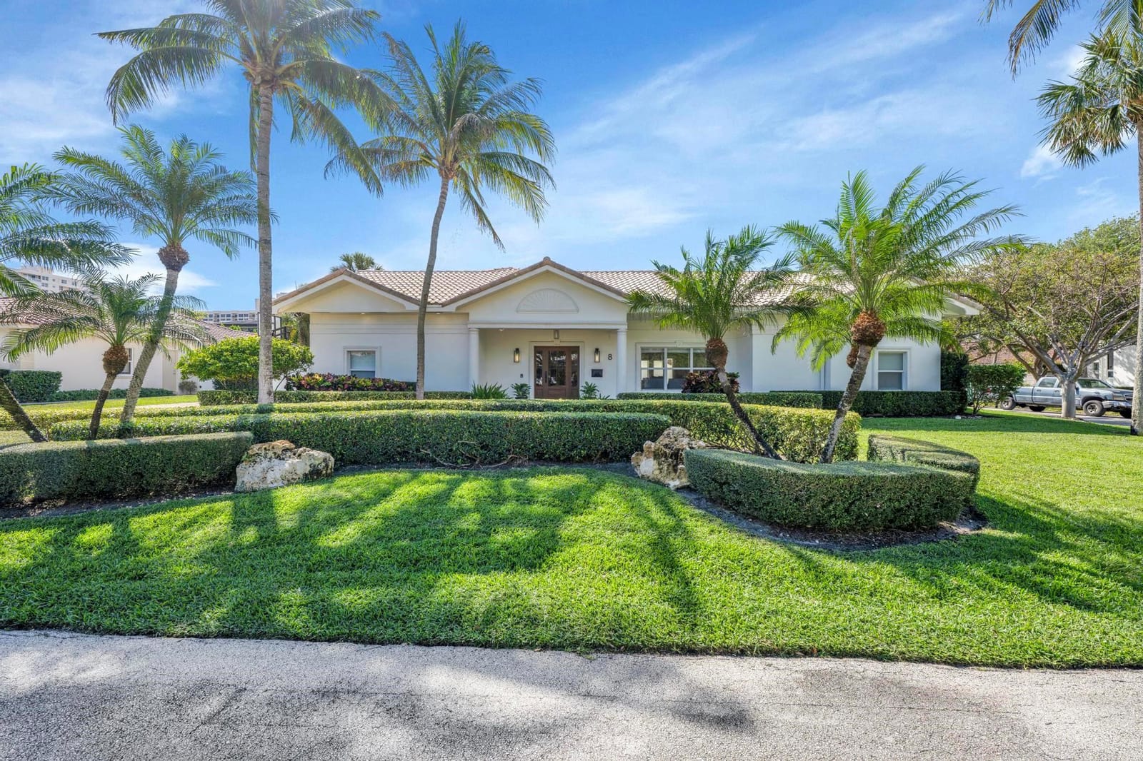 8 Oneida Lane, Sea Ranch Lakes, FL 33308